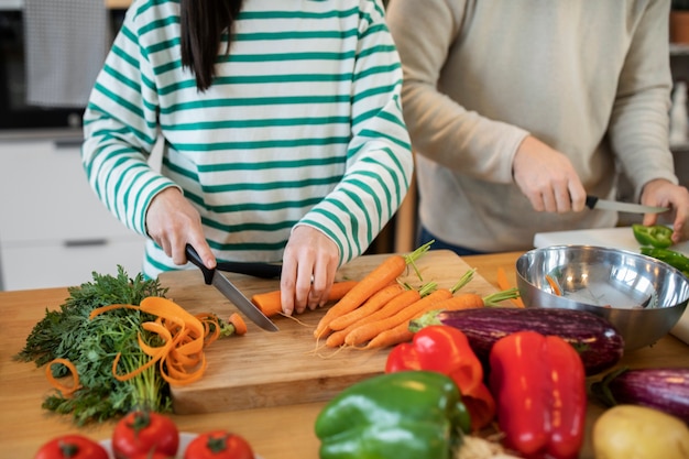 Gente cocinando y disfrutando de la comida.