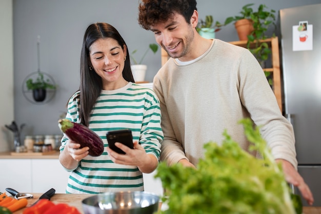 Gente cocinando y disfrutando de la comida.