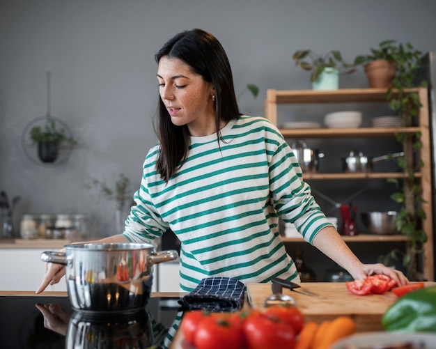 Gente cocinando y disfrutando de la comida.