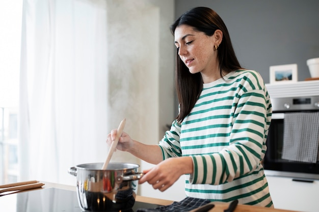 Foto gratuita gente cocinando y disfrutando de la comida.