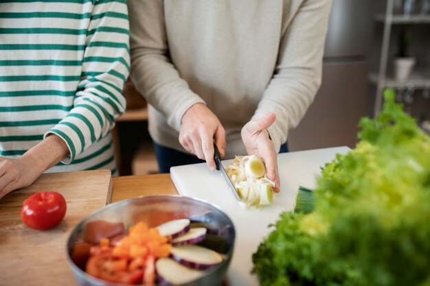 Gente cocinando y disfrutando de la comida.