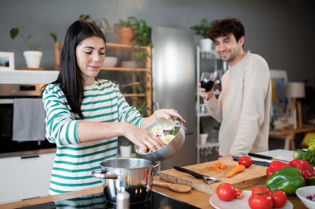 Gente cocinando y disfrutando de la comida.