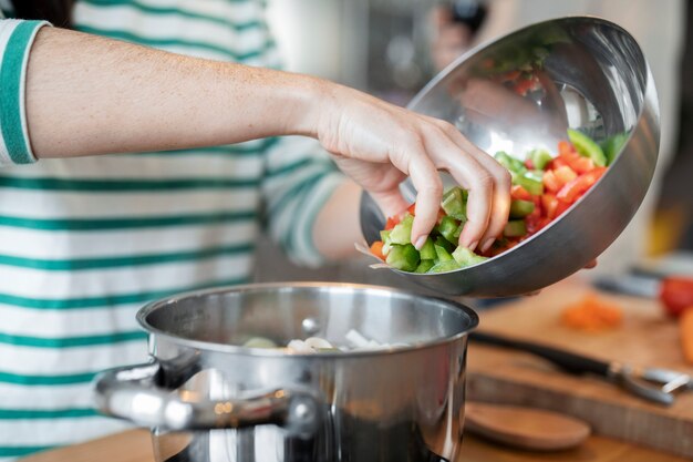 Gente cocinando y disfrutando de la comida.