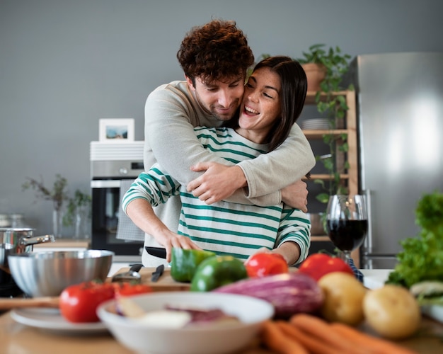 Gente cocinando y disfrutando de la comida.