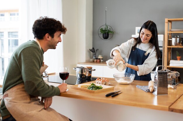 Gente cocinando y disfrutando de la comida.