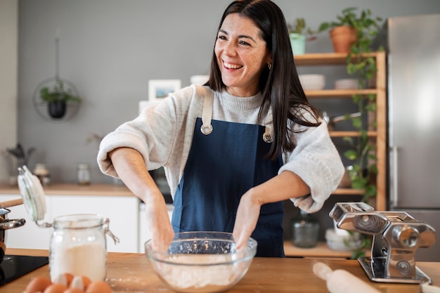 Foto gratuita gente cocinando y disfrutando de la comida.