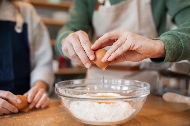 Gente cocinando y disfrutando de la comida.