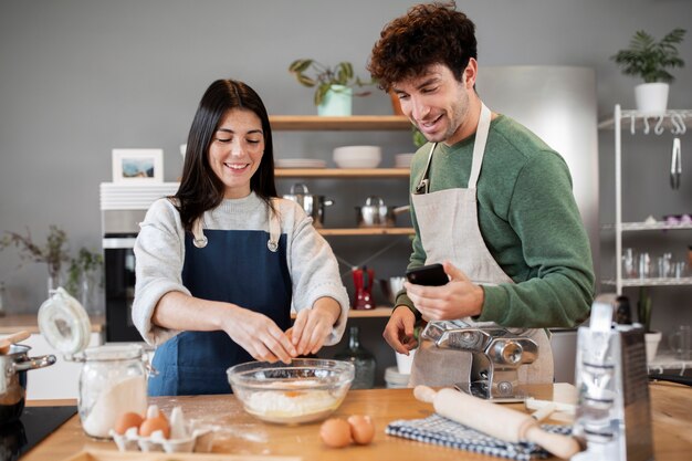 Gente cocinando y disfrutando de la comida.