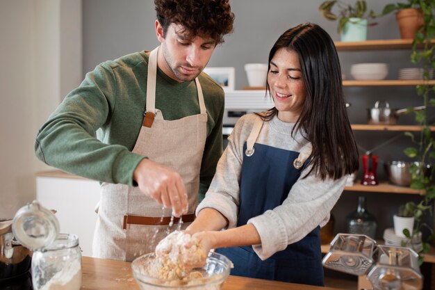 Gente cocinando y disfrutando de la comida.