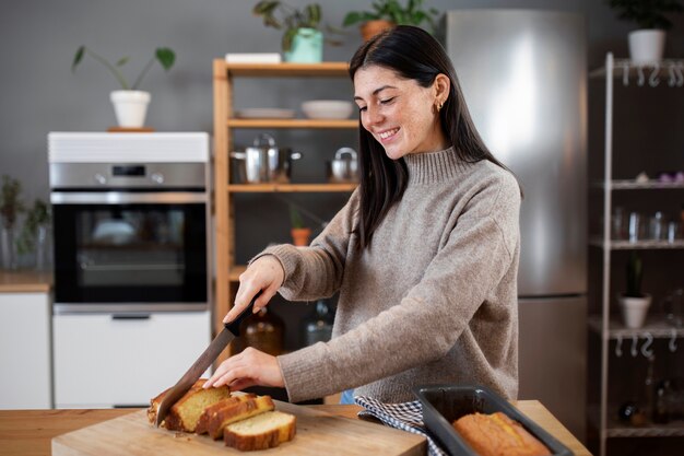 Gente cocinando y disfrutando de la comida.