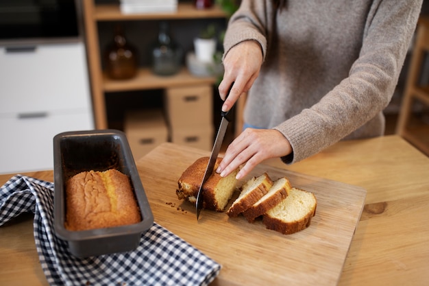 Foto gratuita gente cocinando y disfrutando de la comida.