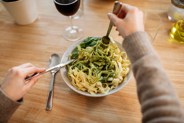 Foto gratuita gente cocinando y disfrutando de la comida.