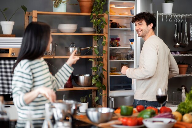 Gente cocinando y disfrutando de la comida.