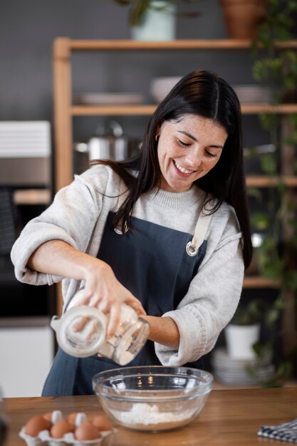 Gente cocinando y disfrutando de la comida.