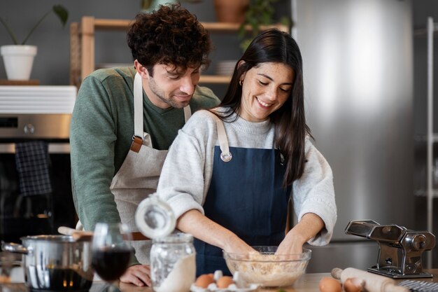 Gente cocinando y disfrutando de la comida.