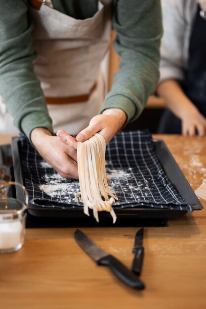 Gente cocinando y disfrutando de la comida.