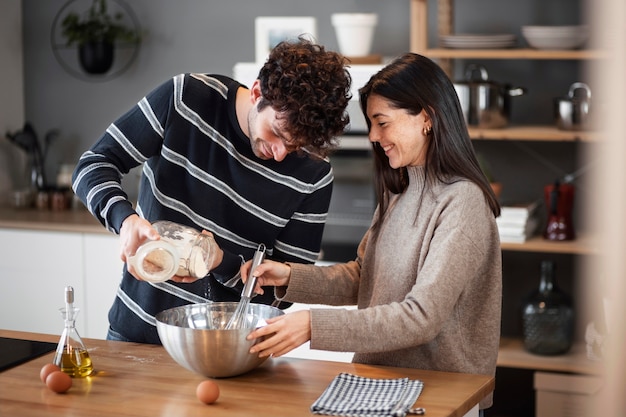 Gente cocinando y disfrutando de la comida.