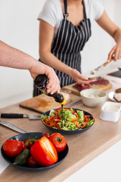 Gente cocinando juntos de cerca