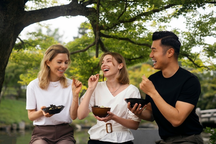 Foto gratuito gente comiendo bocadillos de algas