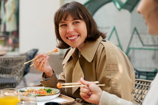 Gente comiendo delicioso tazón de salmón