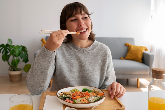 Gente comiendo delicioso tazón de salmón