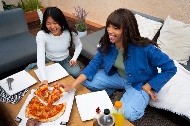 Gente comiendo pizza