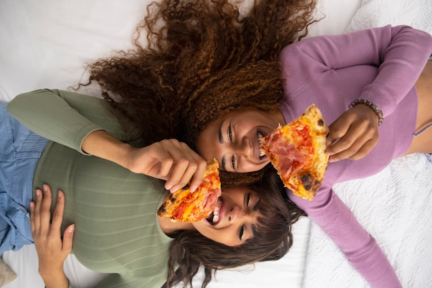 Gente comiendo pizza