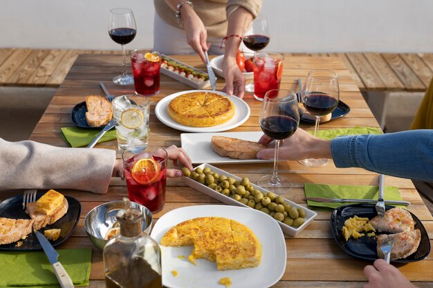 gente comiendo tortilla española