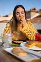 Foto gratuita gente comiendo tortilla española