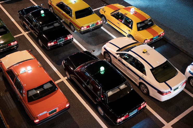 Foto gratuito gente conduciendo autos en la calle de la ciudad.