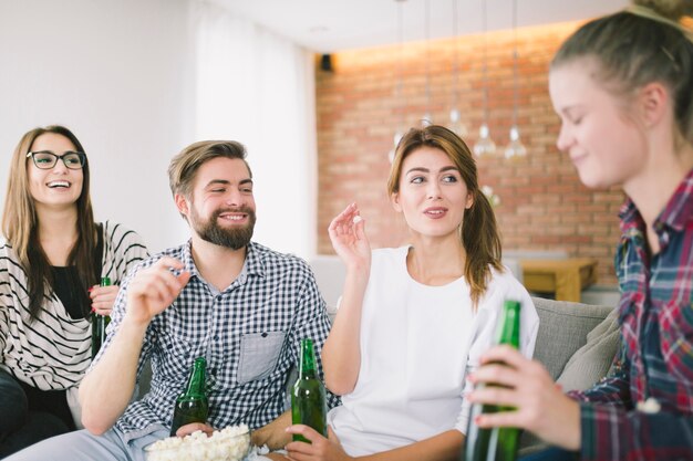 Gente contenida disfrutando de tiempo con cerveza