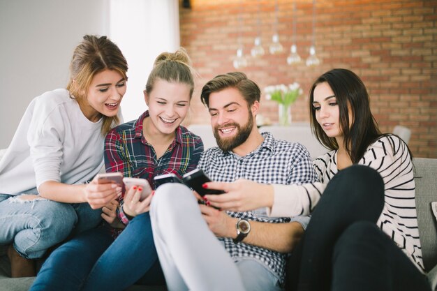 Gente contenida que disfruta de teléfonos inteligentes