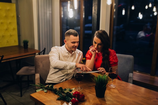 Gente contenta que cena en el restaurante