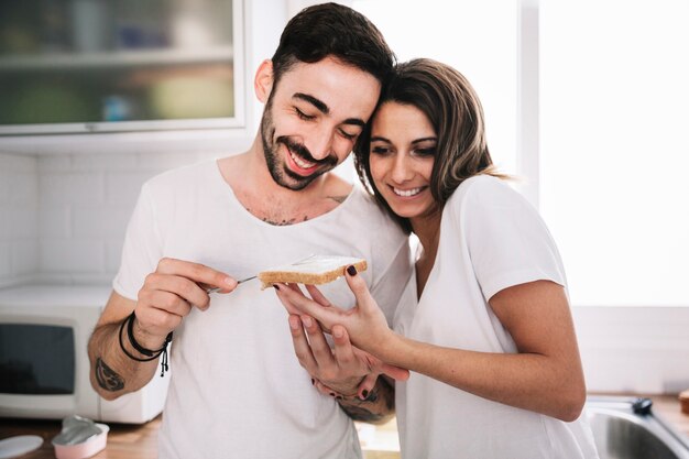 Gente contenta que prepara la comida de la mañana