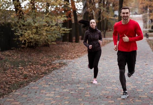 Gente corriendo al aire libre full shot