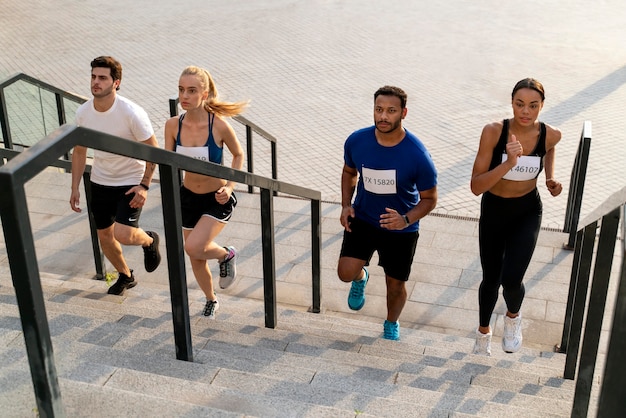 Gente corriendo en las escaleras full shot