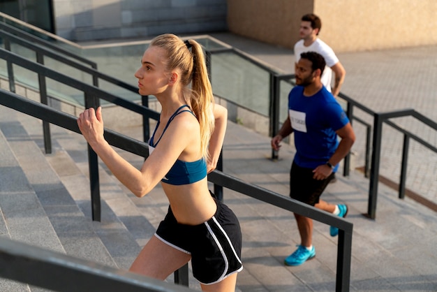 Foto gratuita gente corriendo en las escaleras de tiro medio