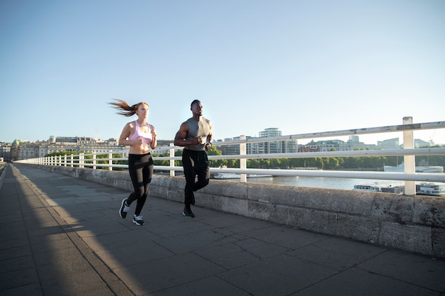 Foto gratuita gente corriendo juntos vista lateral