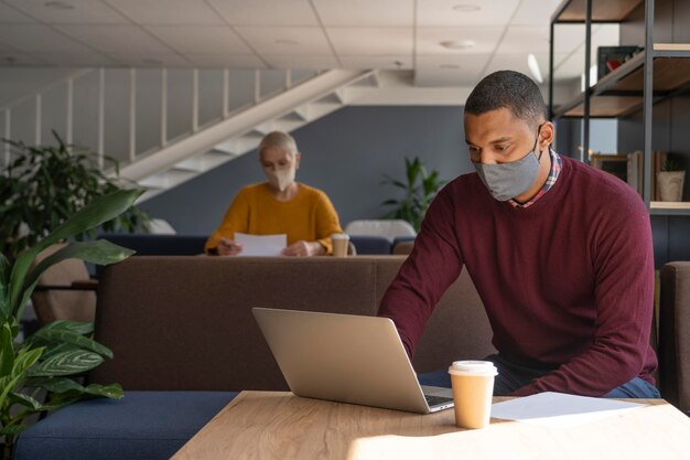 Gente de coworking en restricciones de covid