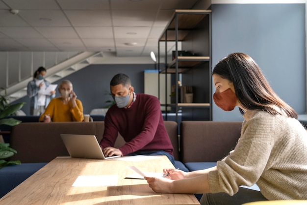 Gente de coworking en restricciones de covid