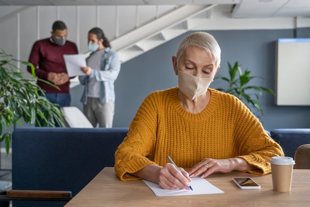 Gente de coworking en restricciones de covid