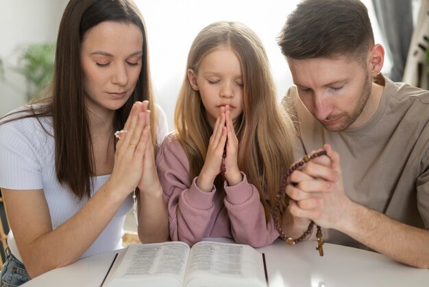 Gente cristiana de tiro medio rezando juntos