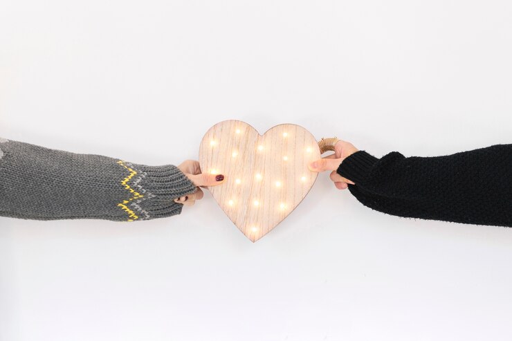 Foto gratuito gente de cultivos con corazón de madera