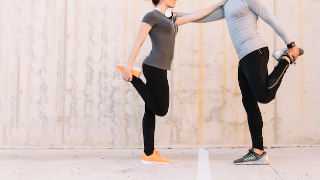 Foto gratuita gente de cultivos entrenando juntos