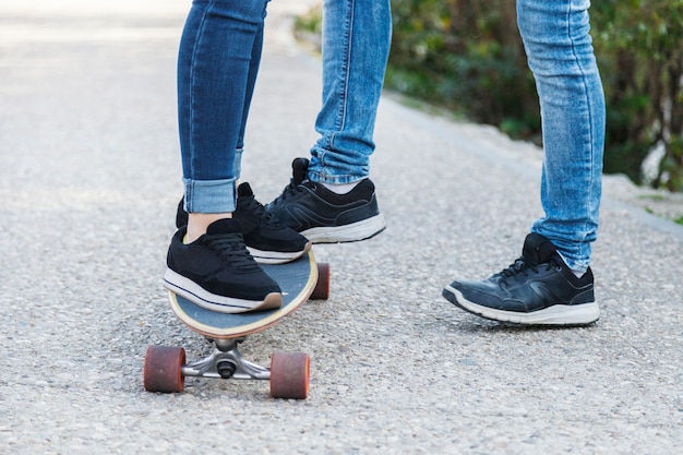 Gente de cultivos montando longboard juntos