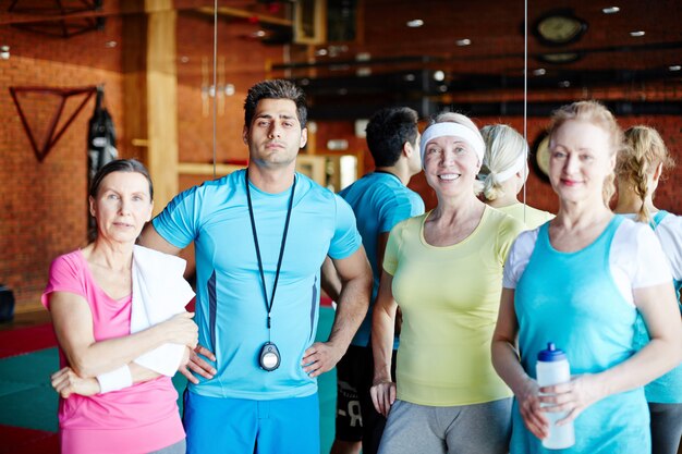 Gente deportiva en el gimnasio