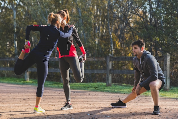 Gente deportiva preparándose antes de empezar a correr