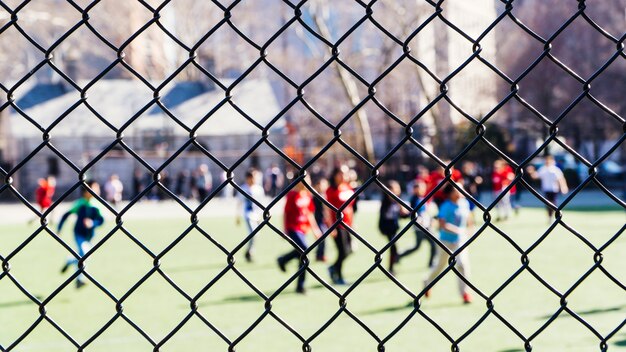 Gente descansando en el campo de deportes.