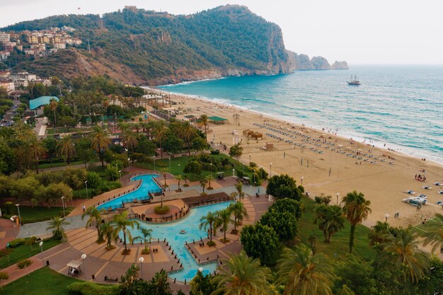 La gente descansando en la playa disfruta de las vacaciones de verano