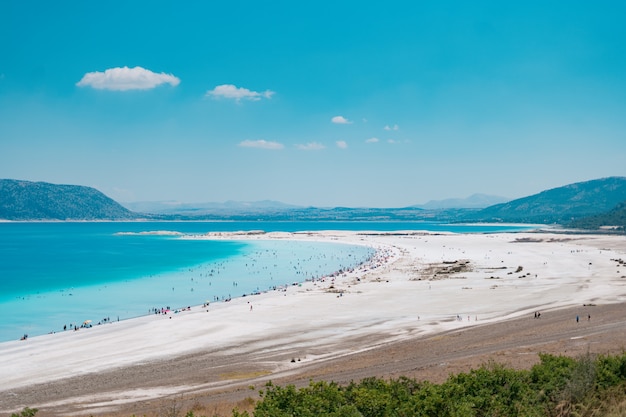 La gente descansando en la playa disfruta de las vacaciones de verano